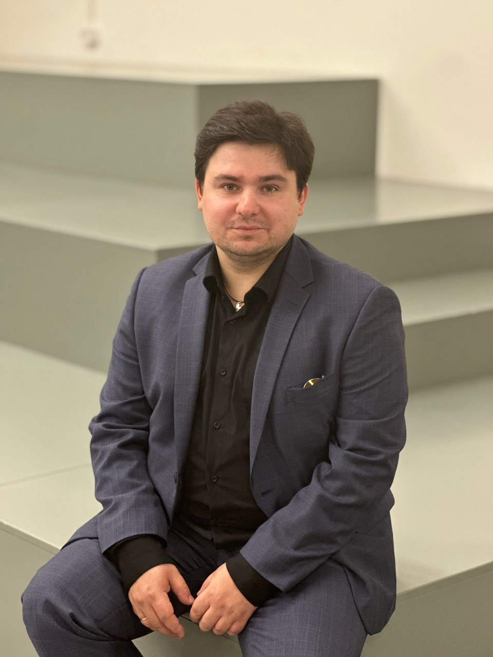 мужчина в костюме и черной рубашке