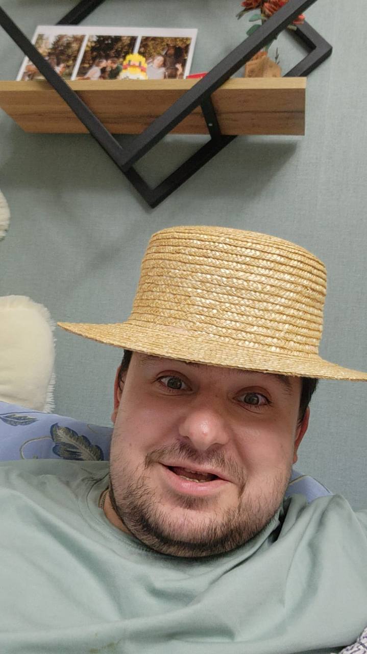 веселый мужчина в панаме